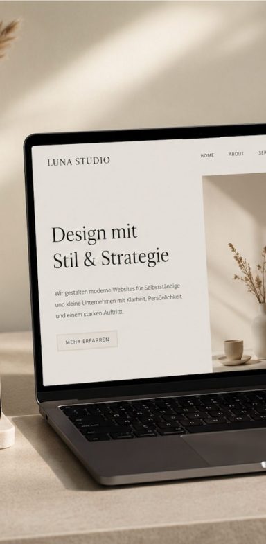 Laptop, Tablet und Smartphone zeigen eine moderne Website mit stilvollem Webdesign in neutralen Beige- und Sandtönen. 